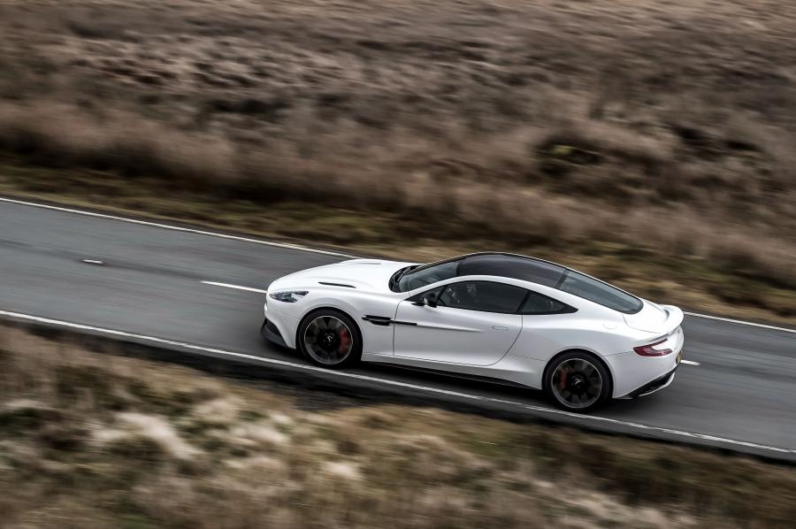  Aston Martin Vanquish Carbon White 2014 года  (UK) (фото 7 из 8)